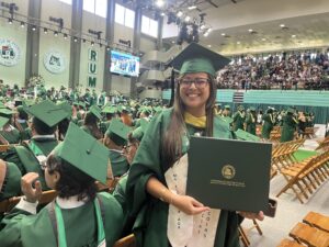Neishaly Serrano Cortés con su diploma en mano