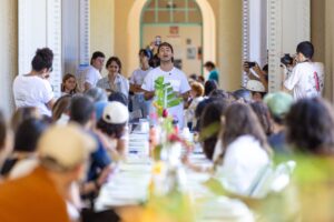 Grupo de estudiantes en una mesa