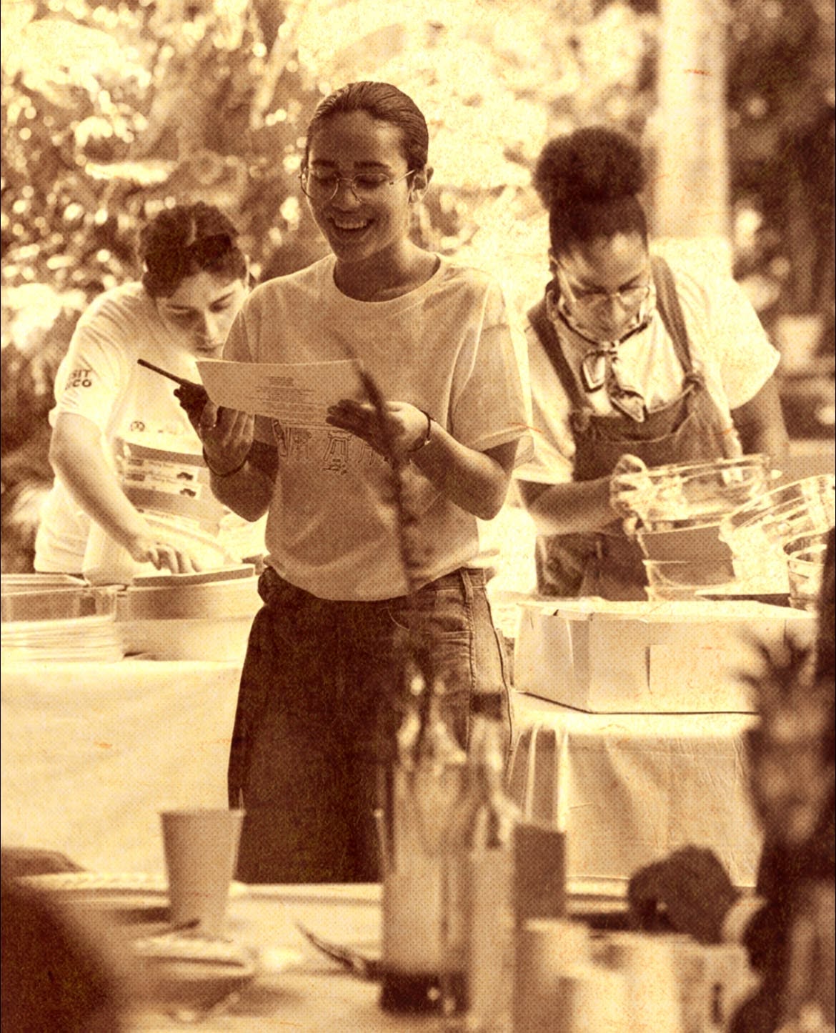 Estudiantes sirviendo comida de un gran caldero.