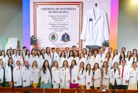 Sesenta estudiantes de la Escuela de Medicina Dental del Recinto de Ciencias Médicas reciben sus batas blancas