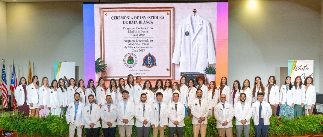 Grupo de estudiantes de medicina dental con sus batas blancas