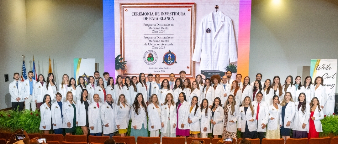Grupo de estudiantes de medicina dental con sus batas blancas