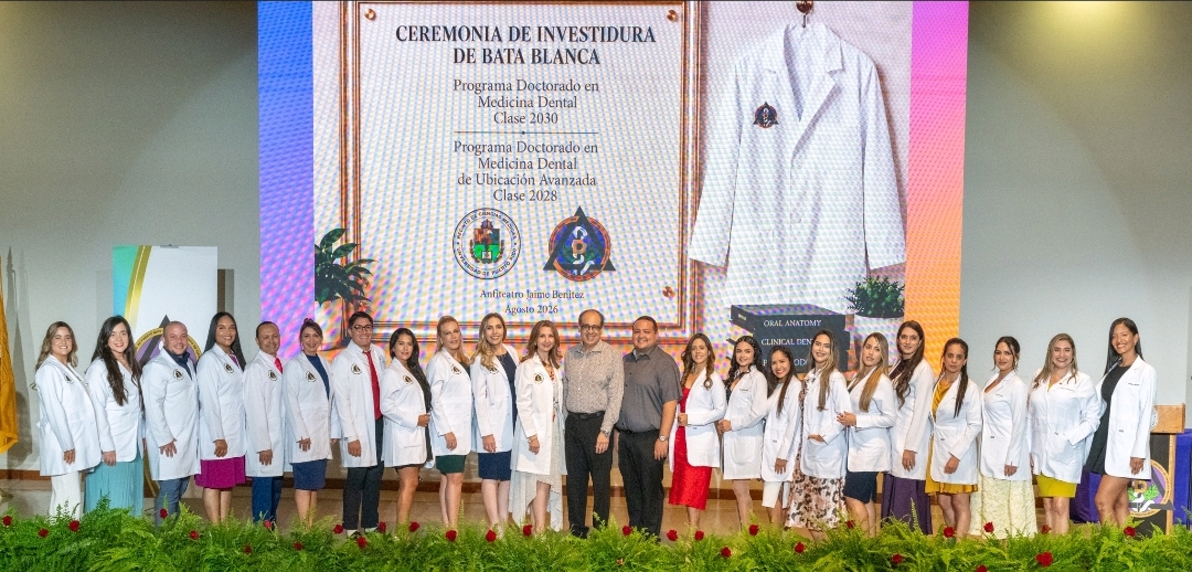 Otro grupo de estudiantes de medicina dental con sus batas blancas