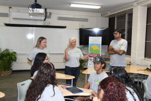 Desde la izquierda: los doctores Alexandra Gregory Crespo, del RUM; Jamille Lasanta, de ASU; y Alwin Dsouza, de NMSU, se dirigen a los estudiantes del proyecto.