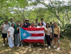 El grupo visitó la Subestación Experimental Agrícola en Lajas, como parte de una experiencia de aprendizaje inmersiva de verano, en la que investigaron sobre la sostenibilidad del café puertorriqueño. 