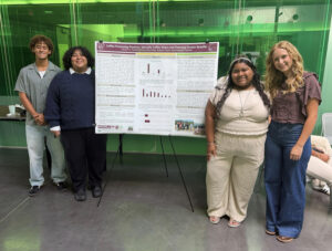 Luego de su visita al campus mayagüezano de la UPR, el grupo viajó a Nuevo México y Arizona para continuar las excursiones educativas a distintas fincas y cultivos de esas regiones y presentar los resultados con el afiche de la investigación. En la foto, desde la izquierda: Lincoln Alcon, de NMSU; Horacio Delgado, de ASU; junto a Alondra L. Rullán y Rafael A. Díaz, ambos del RUM.