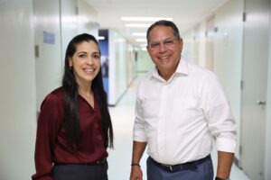 Dra. Sheyla S. Ríos González, catedrática auxiliar y directora interina del Departamento de Educación, y el Dr. José M. Encarnación González, catedrático del Departamento de Educación.
