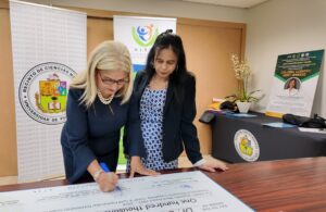 Firmando cheque simbólico