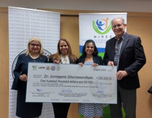 Grupo mostrando el cheque simbólico