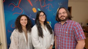 Dr. Bravo Rivera junto a dos de sus investigadoras de laboratorio.