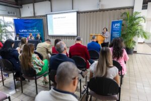 Dra. Edna Chaar Santana, vicepresidenta de Programas Profesionales y a Distancia presentando UPR Técnica.