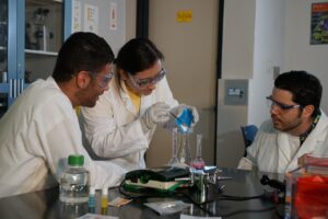 Estudiantes de UPR Bayamón en el laboratorio