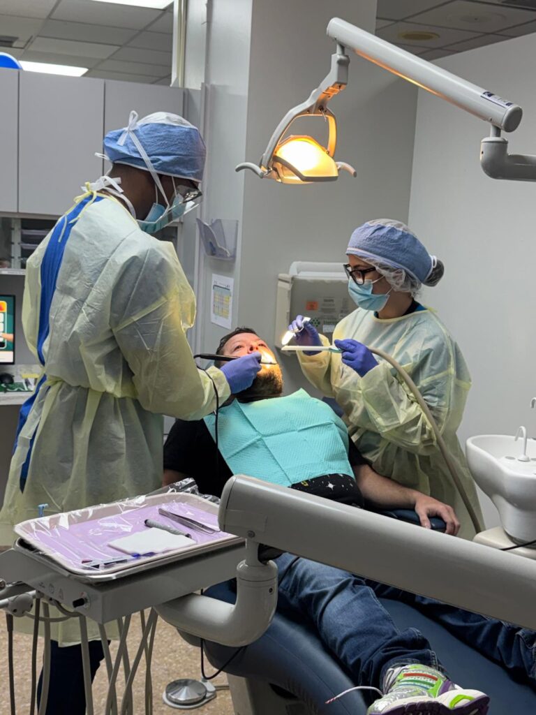 “Sonrisas Especiales” es una iniciativa del Programa Graduado en Odontología General de la Escuela de Medicina Dental del Recinto de Ciencias Médicas de la UPR dedicada a ofrecer servicios preventivos de salud oral libres de costo a pacientes con necesidades especiales. El proyecto promueve la educación, amplía el acceso al cuidado dental y fomenta entre los futuros profesionales una mayor sensibilidad y disposición para atender a esta población.