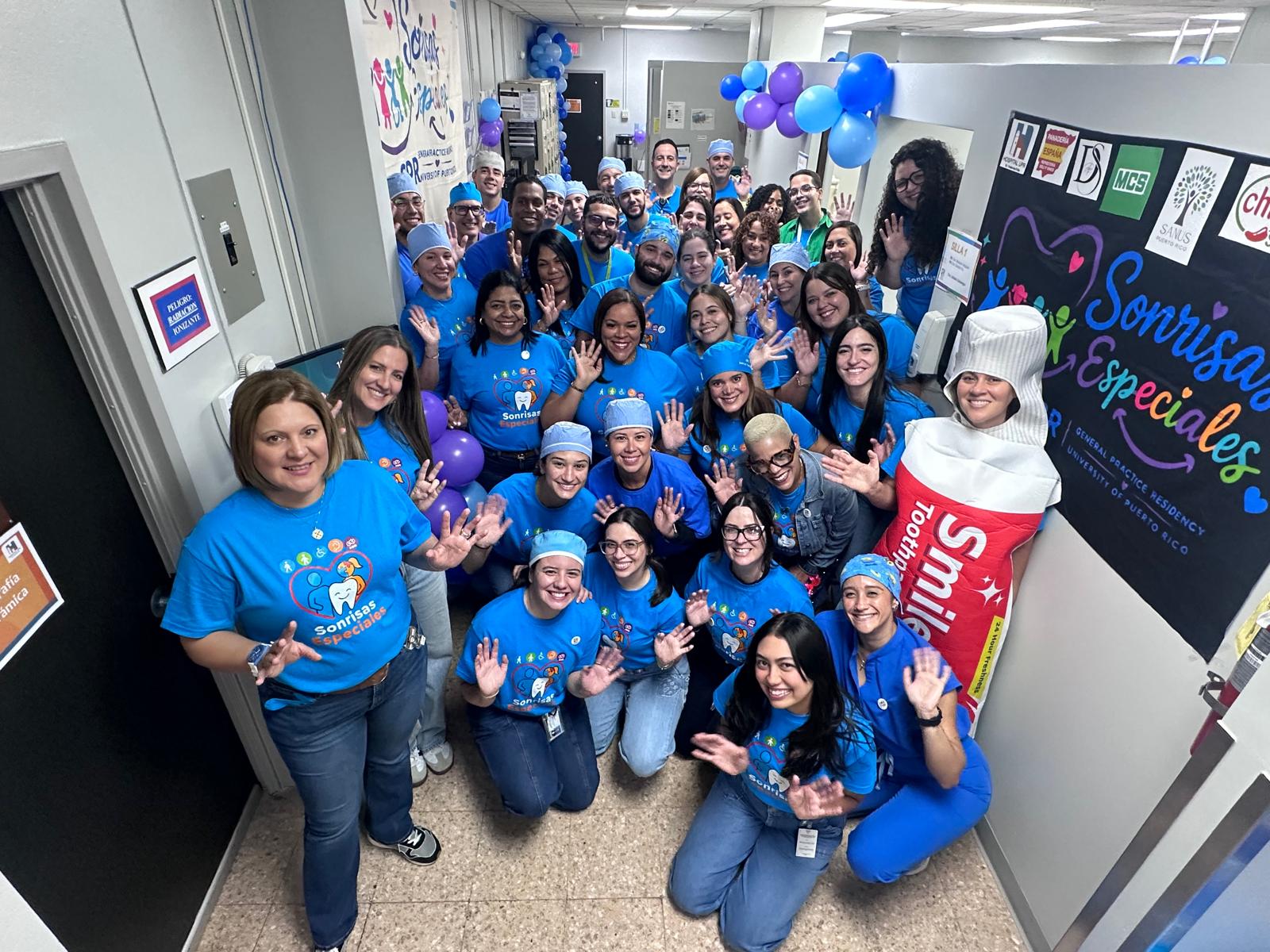 “Sonrisas Especiales” es una iniciativa del Programa Graduado en Odontología General de la Escuela de Medicina Dental del Recinto de Ciencias Médicas de la UPR dedicada a ofrecer servicios preventivos de salud oral libres de costo a pacientes con necesidades especiales. El proyecto promueve la educación, amplía el acceso al cuidado dental y fomenta entre los futuros profesionales una mayor sensibilidad y disposición para atender a esta población.