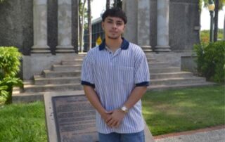 A los 15 años, comienza estudios en el Recinto Universitario de Mayagüez de la UPR con la mirada puesta en la ingeniería aeroespacial