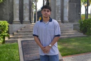 A los 15 años, comienza estudios en el Recinto Universitario de Mayagüez de la UPR con la mirada puesta en la ingeniería aeroespacial