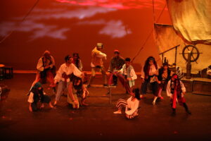 Escena de obra El mapa de la Libertad. Muestra la tripulación de piratas discutiendo en la cubierta de un barco.