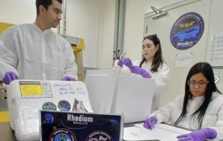 En el laboratorio del Centro Espacial Kennedy, el 3 de noviembre de 2024, se prepararon las muestras junto con el equipo de Rhodium Scientific para su traslado a bordo del SPX-CRS 31. Desde la izquierda, los estudiantes doctorales de bioingeniería, Leonel Velez, Carolina Rivera, y la doctora Maribella Domenech del Departamento de Ingeniería Química. Suministrada