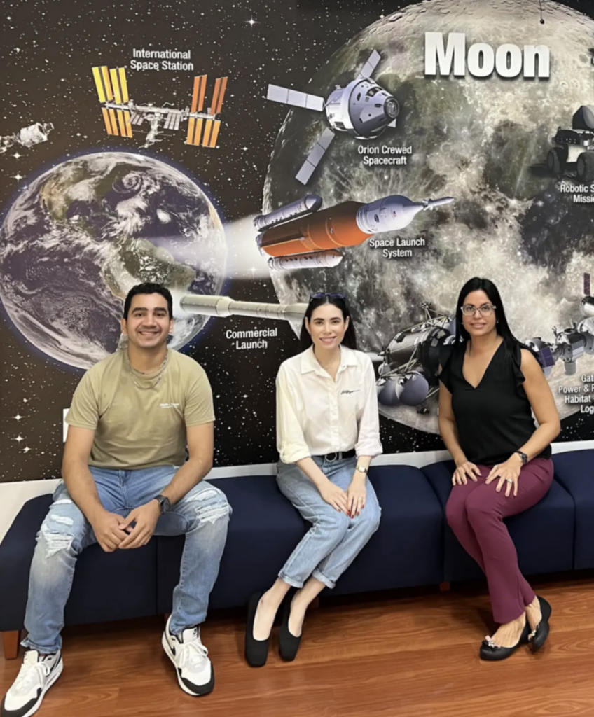 En el Centro Espacial Kennedy, días antes del lanzamiento del estudio a bordo del SPX-CRS 31. Desde la izquierda, los estudiantes doctorales de bioingenieria, Leonel Velez, Carolina Rivera, y la doctora Maribella Domenech del Departamento de Ingeniería Química. Suministrada