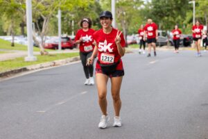 Maratonista del 5K del 2025 saludando 