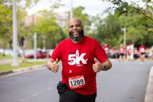 Maratonista del 5K saludando pulgar arriba. Maratón 5K del 2025