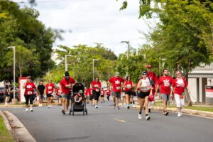 Maratonistas del 5K del 2025 corriendo sobre el pavimento. 