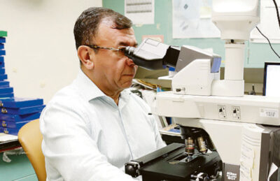 Dr. Benjamín Bolaños, catedrático asociado del Departamento de Microbiología y Zoología Médica de la Escuela de Medicina del Recinto de Ciencias Médicas.