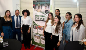 El proyecto cuenta con la participación de estudiantes de Kinesiología, así como de otros departamentos y concentraciones que trabajan en la iniciativa. En la foto, algunas de las participantes, junto al doctor Christian Martínez Rivera (segundo desde la izquierda).