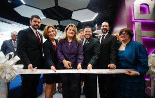 En la foto, de izquierda a derecha, el secretario del Departamento de Desarrollo Económico y Comercio, Carlos Ríos Pierluisi; la presidenta de la UPR, Dra. Zayira Jordán Conde; la gobernadora de Puerto Rico, Jenniffer González Colón; el director ejecutivo del Centro Molecular de la UPR, Dr. Eduardo Nicolau y Lucy Crespo, principal oficial ejecutiva del Fideicomiso para Ciencia, Tecnología e Investigación de Puerto Rico.