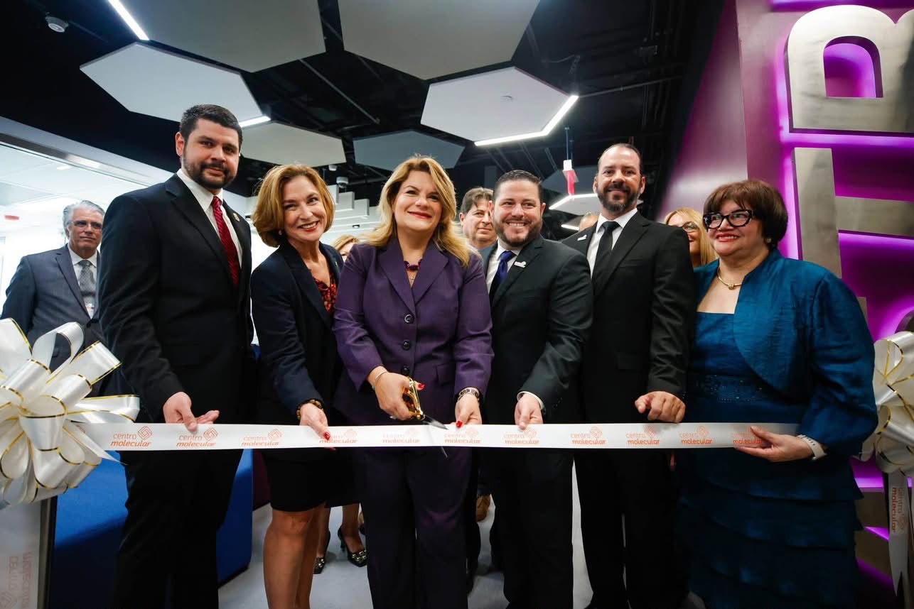 En la foto, de izquierda a derecha, el secretario del Departamento de Desarrollo Económico y Comercio, Carlos Ríos Pierluisi; la presidenta de la UPR, Dra. Zayira Jordán Conde; la gobernadora de Puerto Rico, Jenniffer González Colón; el director ejecutivo del Centro Molecular de la UPR, Dr. Eduardo Nicolau y Lucy Crespo, principal oficial ejecutiva del Fideicomiso para Ciencia, Tecnología e Investigación de Puerto Rico.