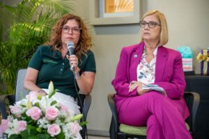 Dos panelistas sentadas en una entrevista.