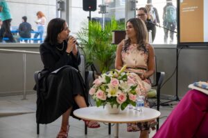 Dos de las panelistas hablando entre sí.